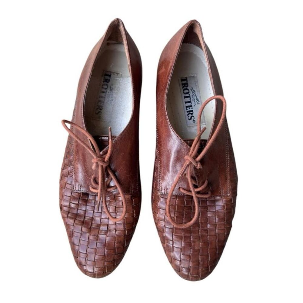 Trotters Vintage Brown leather lace-up oxfords with woven texture, size 8.5